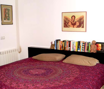 Home in Cubelle | bedroom with books