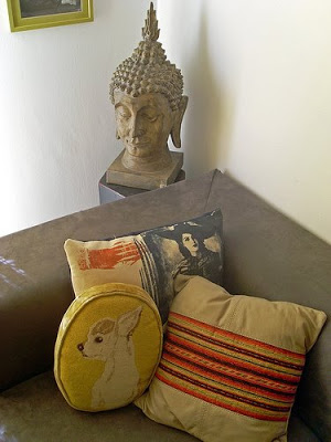 Home in Cubelle | buddha statue at the corner of the living room