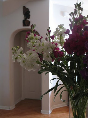 the flowers and the arch at the kitchen room