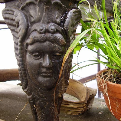 A close-up of the cast iron table | Vintage lover | theKeybunch decor