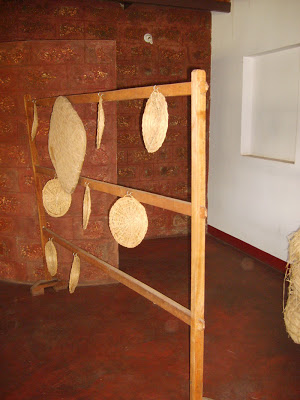 These flat decorations on the wooden frame are called ‘kudupu’ or ‘thatti kudupu’ and they are used as lids on vessels