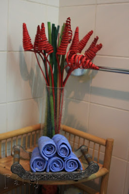 Place a few bamboos or fresh flowers or just use aromatic candles, to add that extra touch to the bathroom
