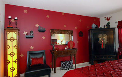 For a royal look, there is nothing like gold motifs on a dark wall