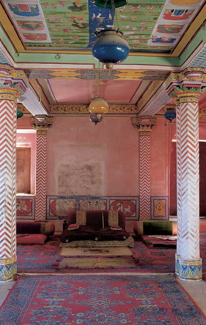 The Durbar Hall or throne room of the Dungarpur rulers is decorated with frescoes of hunting seasons