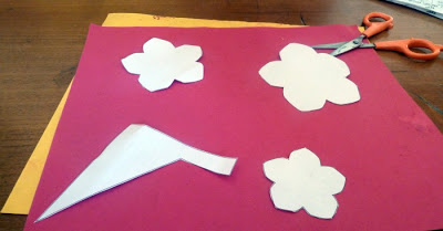 February Carnival at thekeybunch - Tutorial on how to make paper flowers for gift wrapping