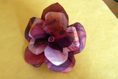 February Carnival at thekeybunch - Tutorial on how to make paper flowers for gift wrapping