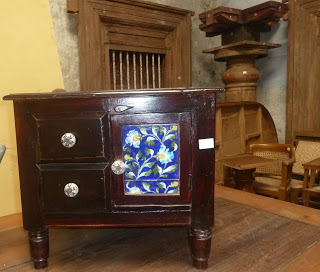 Table with ceramic knob, Jewish Street, Kochi