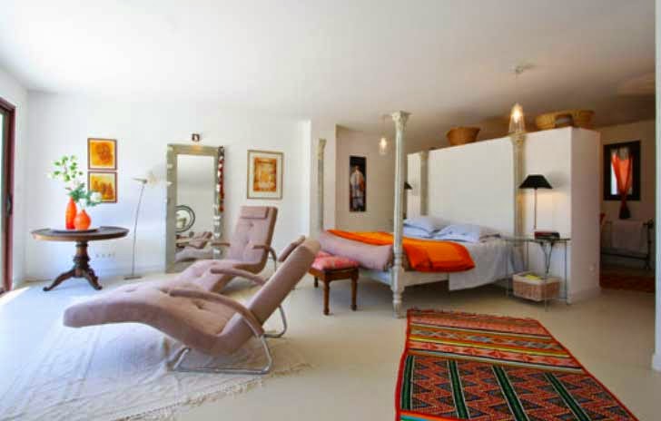 orange accesorries in french holiday home