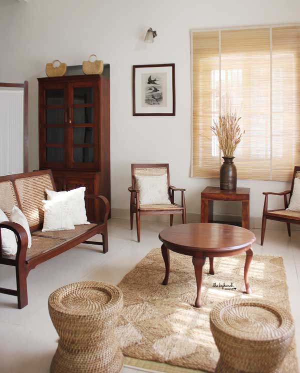 mudas and a jute mat, as well as a simple set of window blinds add a bit of local style at the seating area