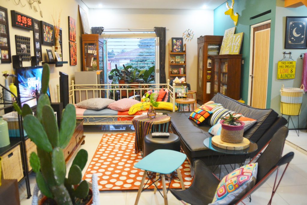 cozy and comfortable, oozing warmth living room | Inda and Sony Sulaksono's Colorful Home tour