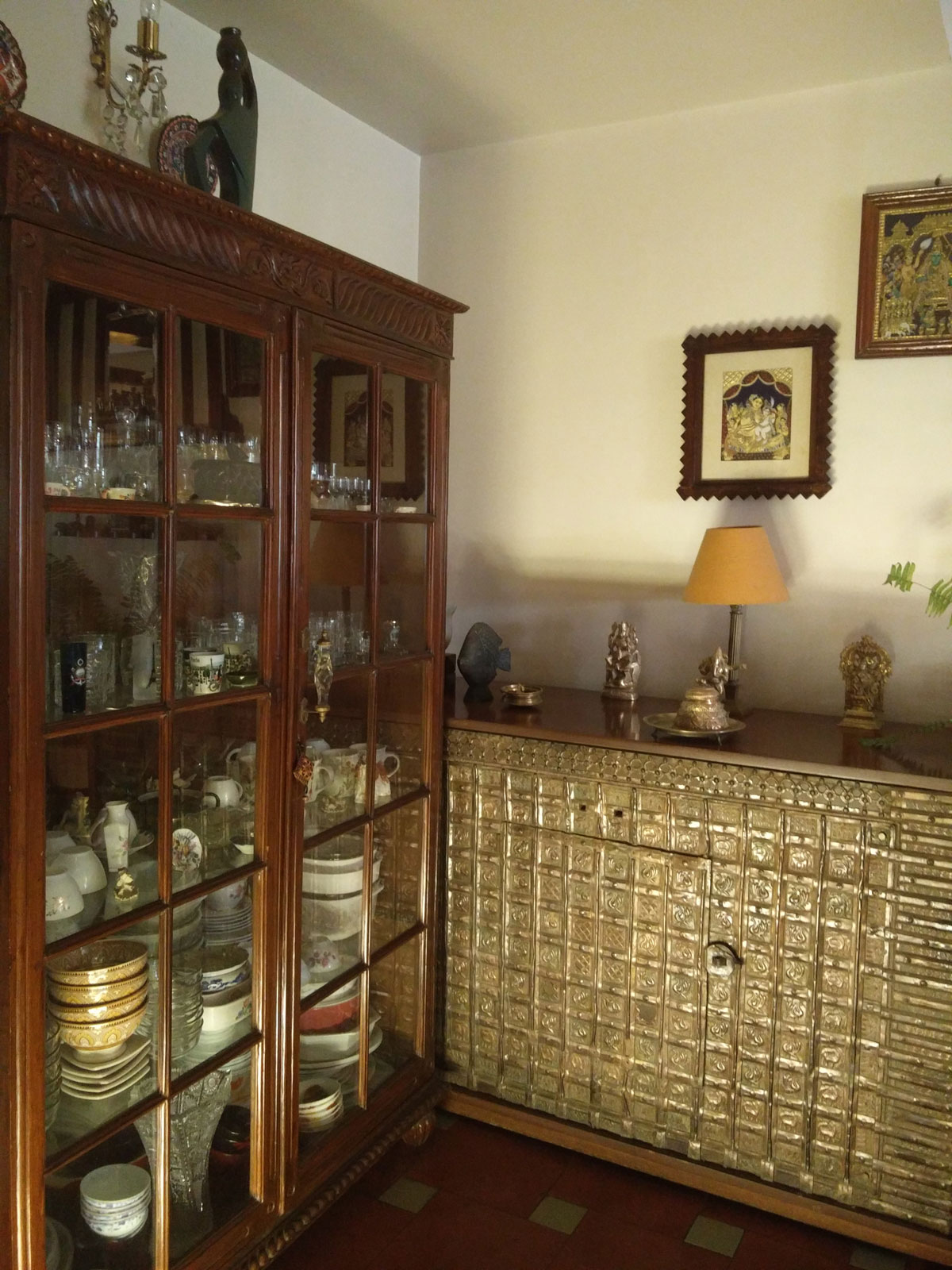 antique brass showpiece at the dining room