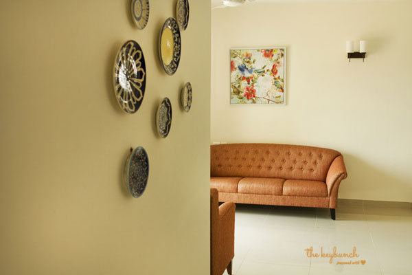 The decorative charming plates on a wall at the corner of the room | Style & Simplicity Home Tour | theKeybunch decor blog