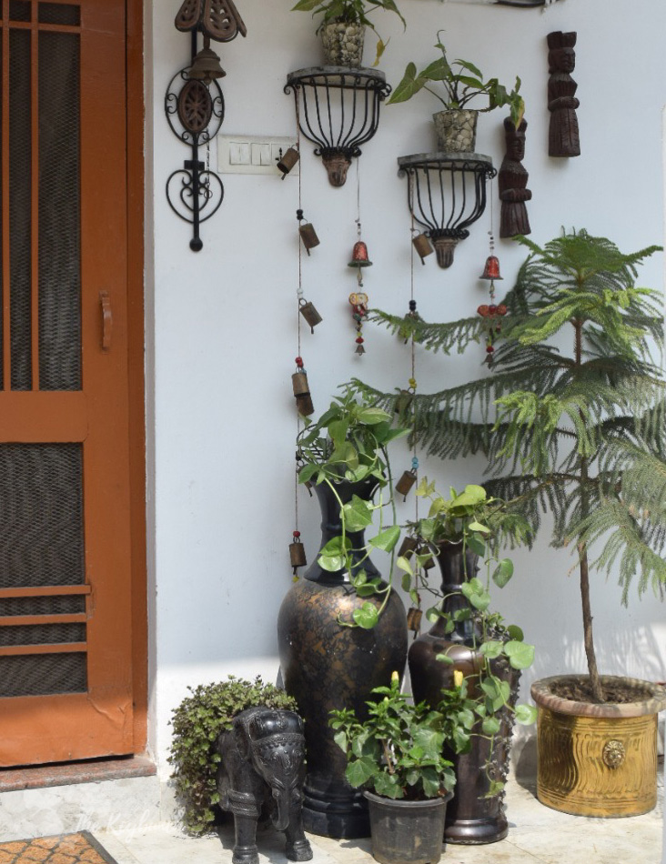 Home decor Tour by Ankita and Sitanshu’s in Lucknow - the green outdoor space with vintage goods