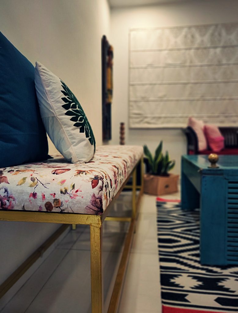 Home style Tour with Rajni in Hyderabad: The sitting area has two single seater sofas, a teal table, long bench and green plants