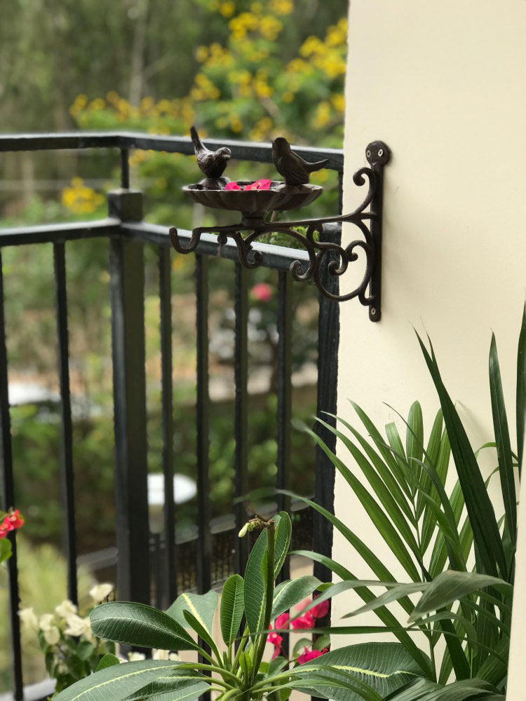 balcony decoration - cast iron bird feeder | Thekeybunch decor product 