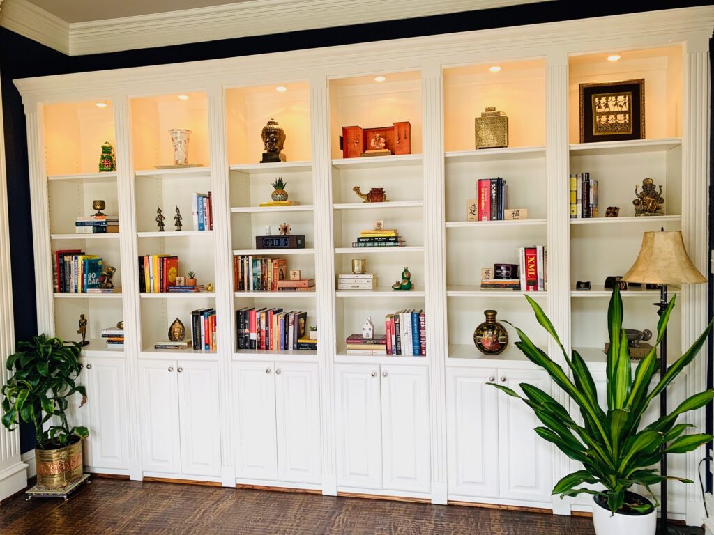 the reading room is decorated with vintages, green plants and books | Ruma's Indian Home in Texas | theKeybunch decor blog