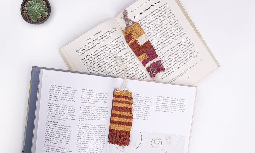 A Harry Potter inspired book mark with a home tapestry loom | 6 Tapestry DIYs on Muezart's home-use loom