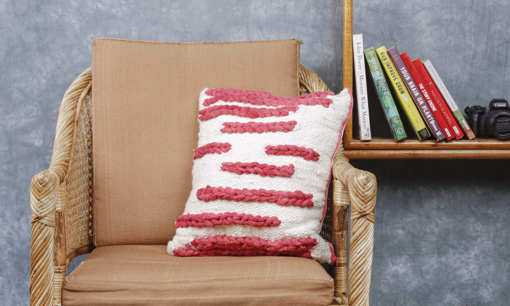 Woven cushion cover with a minimal design | 6 Tapestry DIYs on Muezart's home-use loom