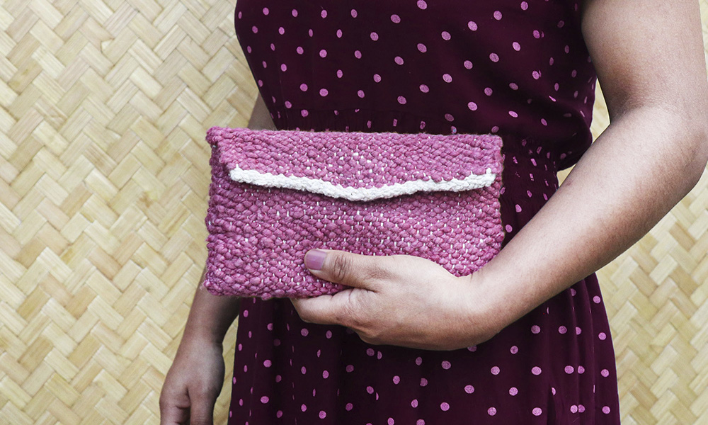 Fashionable clutch made with a home tapestry loom | 6 Tapestry DIYs on Muezart's home-use loom