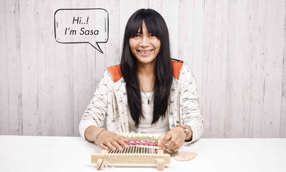 Sasa from Muezart, pic showing her hands-on on a home tapestry loom | 6 Tapestry DIYs on Muezart's home-use loom