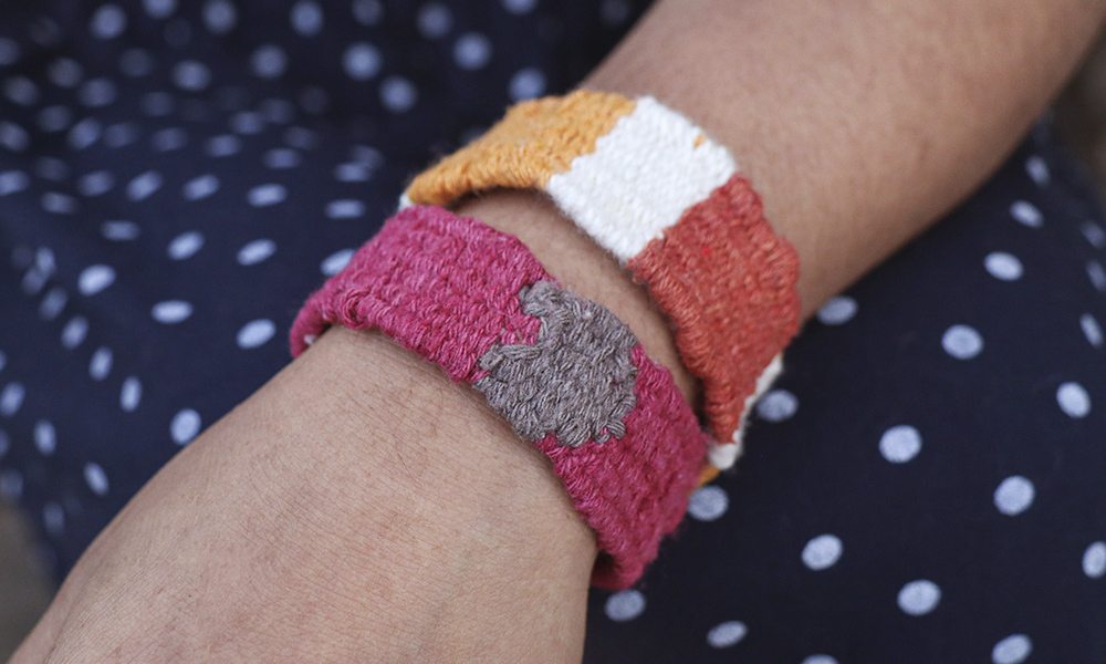 A woven wristband made on the home tapestry loom | 6 Tapestry DIYs on Muezart's home-use loom