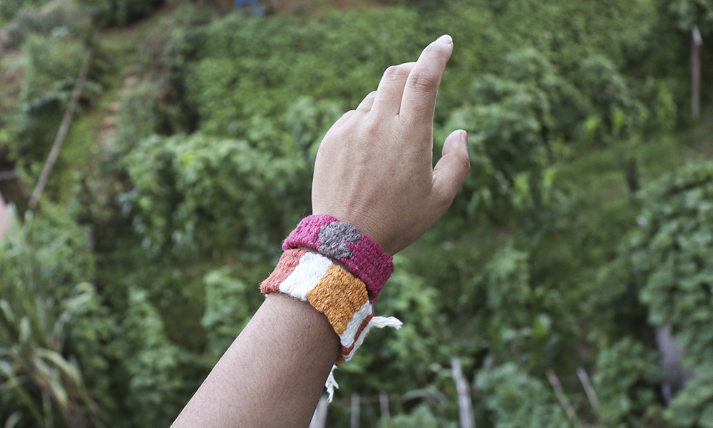 Beautiful woven wrist bands | 6 Tapestry DIYs on Muezart's home-use loom
