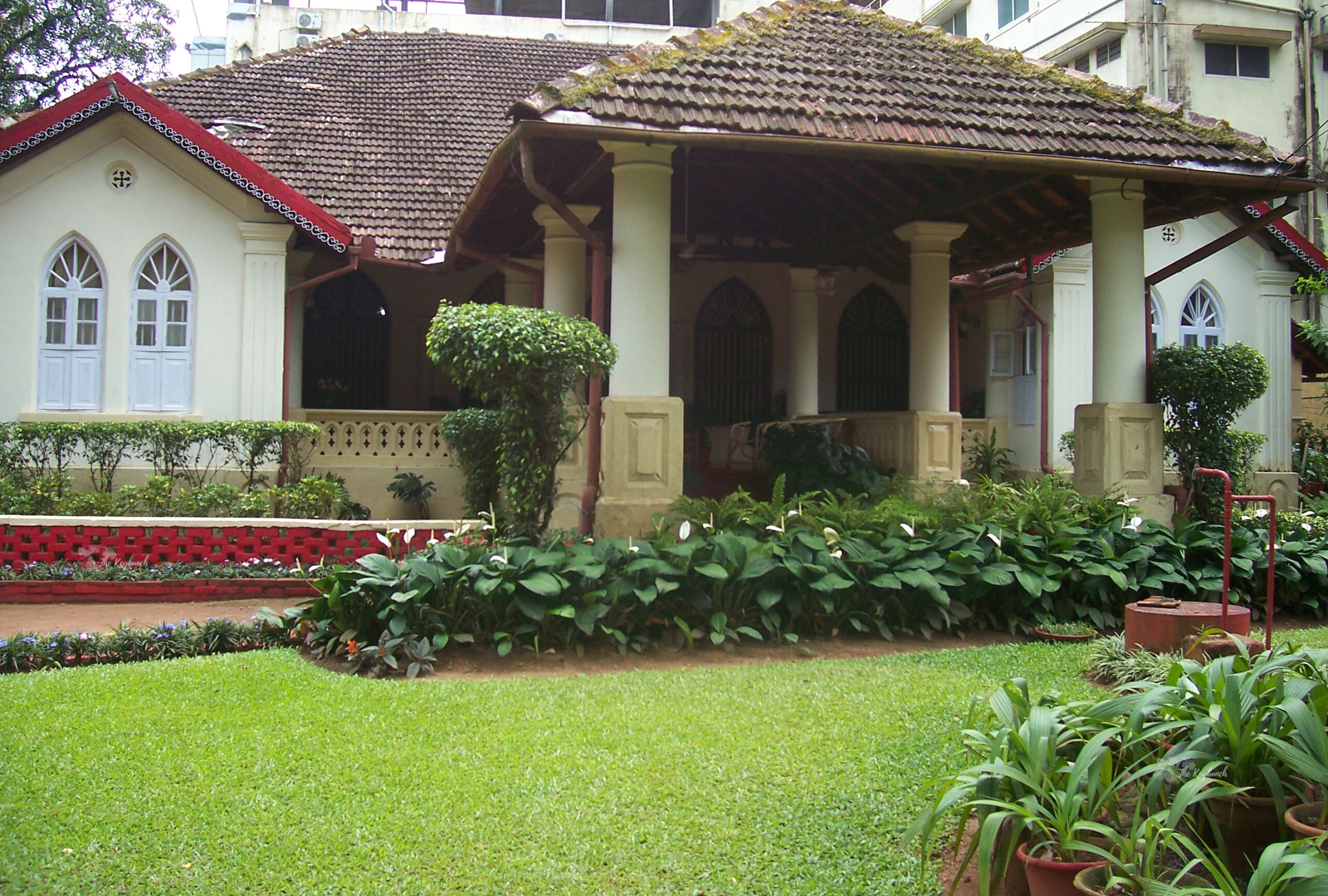 The beautiful manicured garden | Belmont House in Mangalore, India | TheKeybunch decor blog