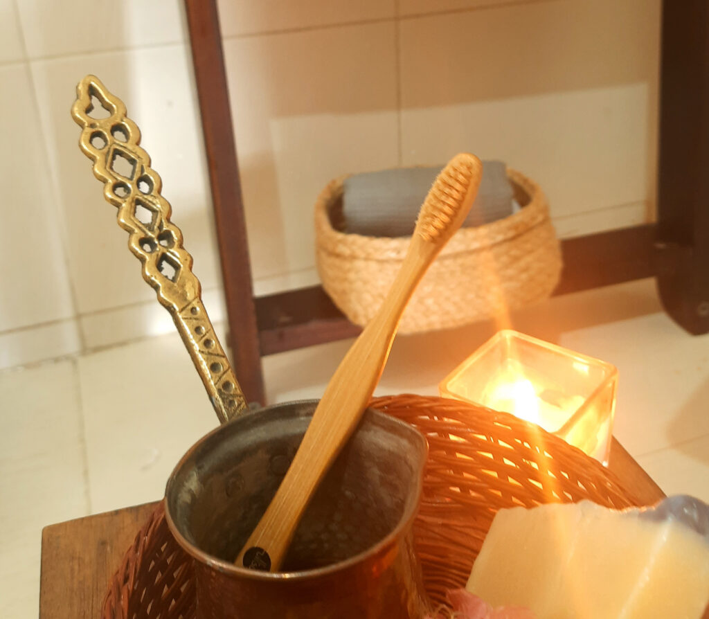 6 Lovely Sustainable Alternatives in the Bathroom| Bamboo Toothbrushes are organic and also easy to dispose | Alternatives to Plastic in the Bathroom