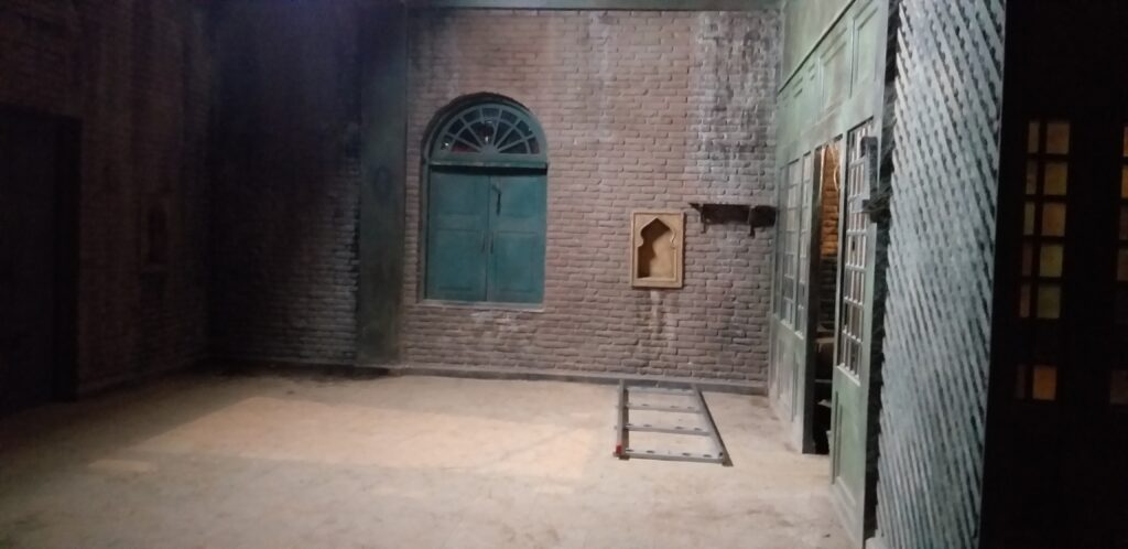 Lahore house in the movie Sardar Ka Grandson | The transition to the actual set 